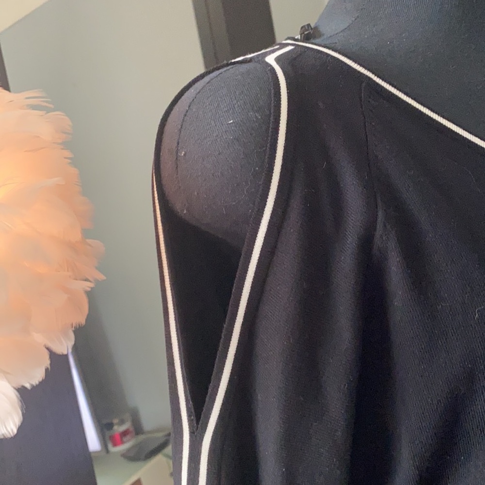 Cold shoulder sweater - Picture 2 of 4